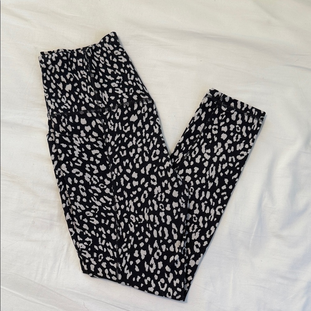 Athleta Salutation Stash Crop Legging